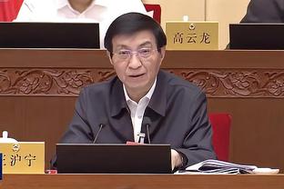 拉波尔塔与皮克在利雅得见面拥抱致意，握拳高喊“巴萨”！